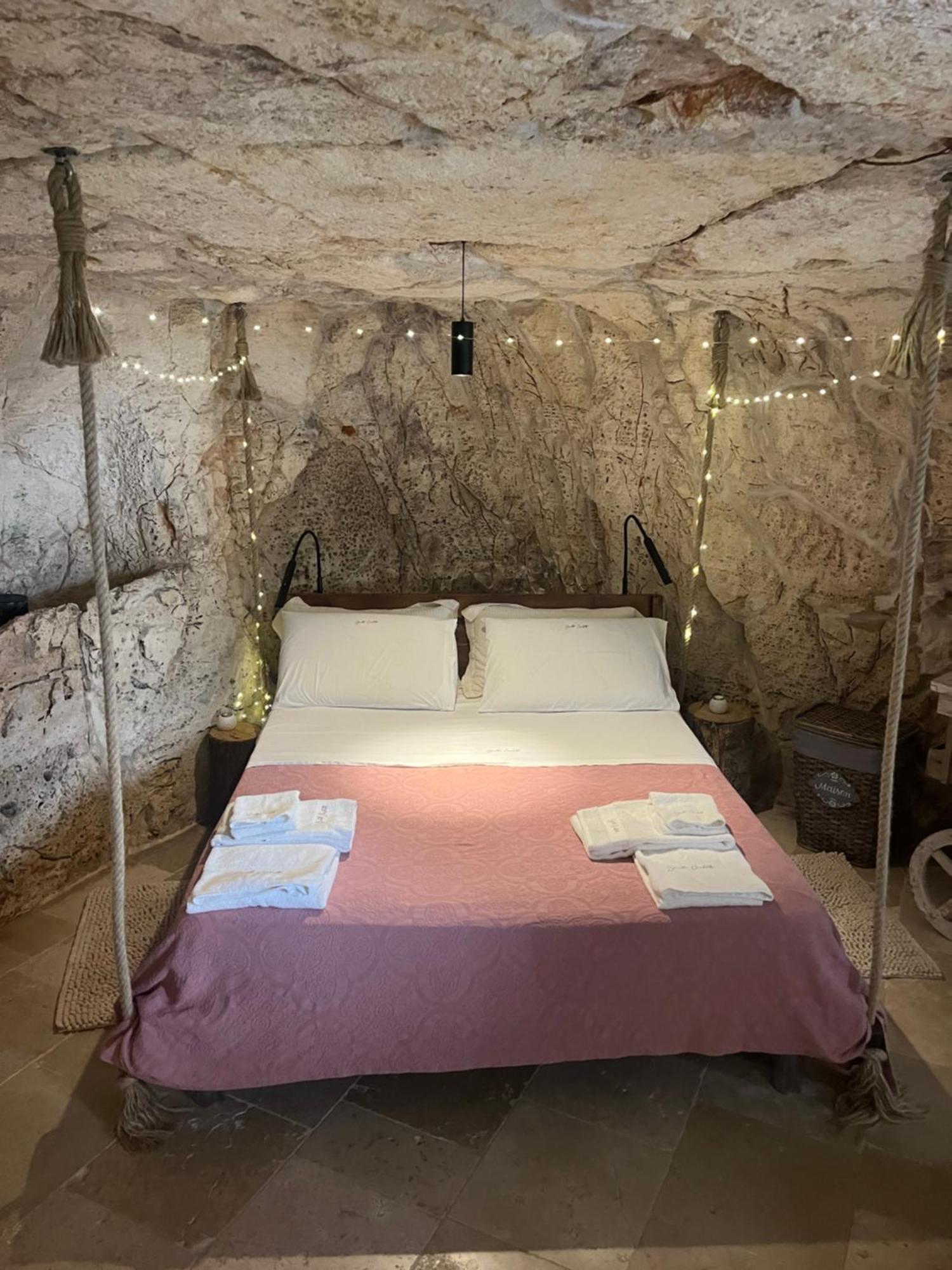 Grotta Carlotta Bed & Breakfast ออสตูนี ภายนอก รูปภาพ