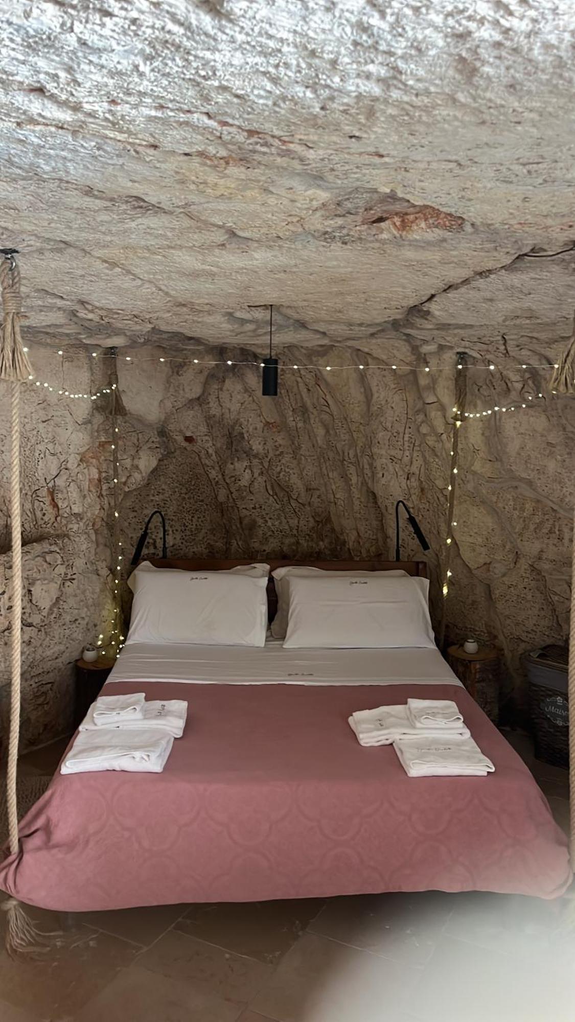 Grotta Carlotta Bed & Breakfast ออสตูนี ภายนอก รูปภาพ